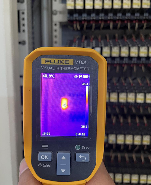 Fluke VT08测试化学车间PLC柜继电器发热情况 