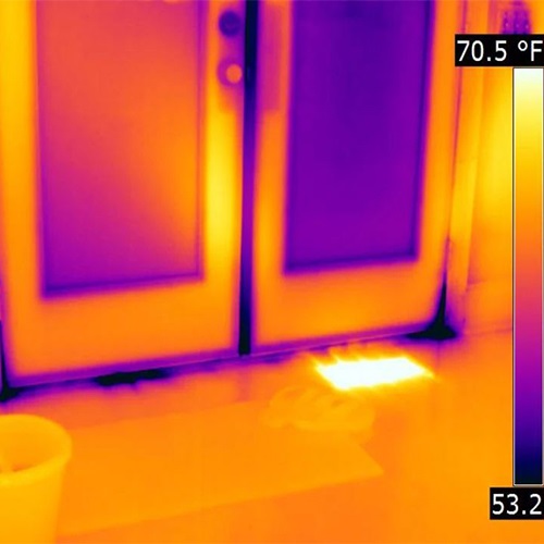 FLIR E8 Pro红外热像仪检测冷空气进入室内