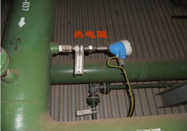 当用热电偶测量管道中的气体温度时,如果管壁温度明显地较高或较低,则热电偶将对之辐射或吸收热量,从而显著改变被测温度。这时,可以用一辐射屏蔽罩来使其温度接近气体温度,采用所谓的屏罩式热电偶。 热电偶、热电阻温度测温表安装方式