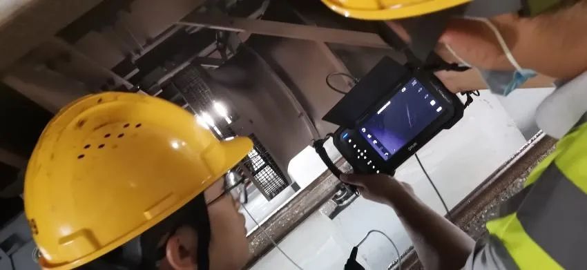 伸入风扇扇叶背面慢慢调节探头的角度，就可以查看扇叶背面的所有情况