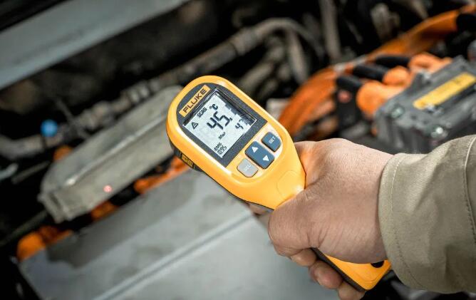 Fluke MT4 MAX IND红外测温仪,应用场景:电池安全温度检测、过热点故障筛查