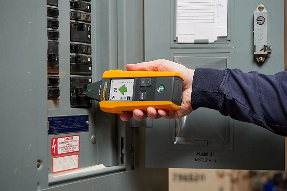 FLUKE2052寻线仪发射器连接到下一个待测负载,并使用接收器扫码定位对应开关。